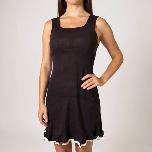 Elegantes Damen-Sommerkleid in Braun mit verspieltem Rüschen-Saum – perfekt für Casual-Looks, Dinner-Dates oder Strandtage. Leichtes, figurbetontes Dress, exklusiv bei CasinoFashion in Winterthur.