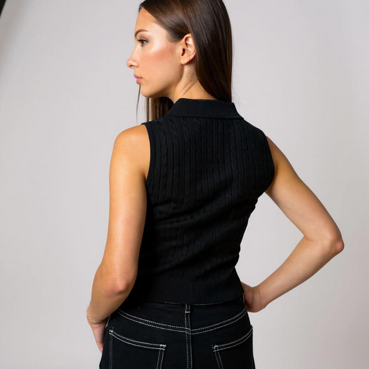 Stylisches schwarzes Damen-Stricktop ohne Ärmel mit Polokragen und Stickerei-Detail – perfekt für Casual-Chic, Streetstyle oder Sommer-Looks. Exklusiv bei CasinoFashion in Winterthur.