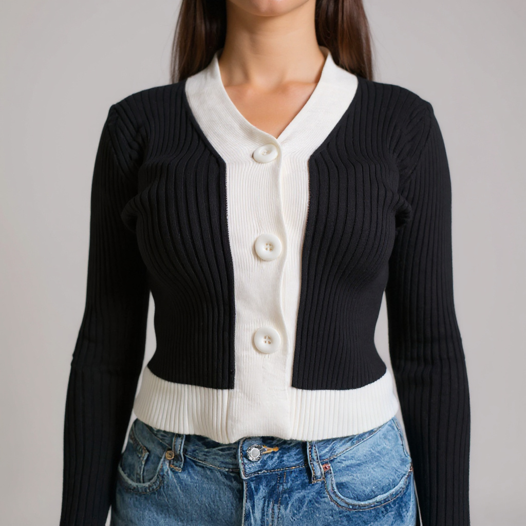 Moderner Damen-Cardigan in Schwarz-Weiss mit großen Knöpfen – figurbetonter Strick für elegante Casual- oder Office-Looks. Exklusiv bei CasinoFashion in Winterthur.