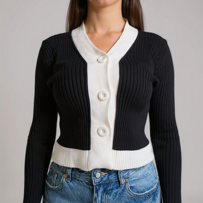 Moderner Damen-Cardigan in Schwarz-Weiss mit großen Knöpfen – figurbetonter Strick für elegante Casual- oder Office-Looks. Exklusiv bei CasinoFashion in Winterthur.