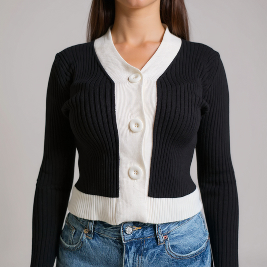 Moderner Damen-Cardigan in Schwarz-Weiss mit großen Knöpfen – figurbetonter Strick für elegante Casual- oder Office-Looks. Exklusiv bei CasinoFashion in Winterthur.