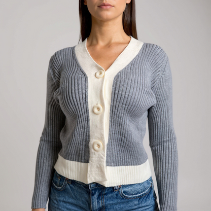 Femininer Damen-Strick-Cardigan in Grau-Weiss – zeitloser Look für Casual-Chic oder Business-Casual Styles. Exklusiv bei CasinoFashion in Winterthur.