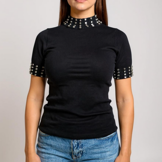 Elegantes schwarzes Damen-Shirt mit hohen Kragen-Details und goldenen Nieten – perfektes Oberteil für Abend-Looks, Business-Casual oder Party-Outfits. Exklusiv bei CasinoFashion in Winterthur.