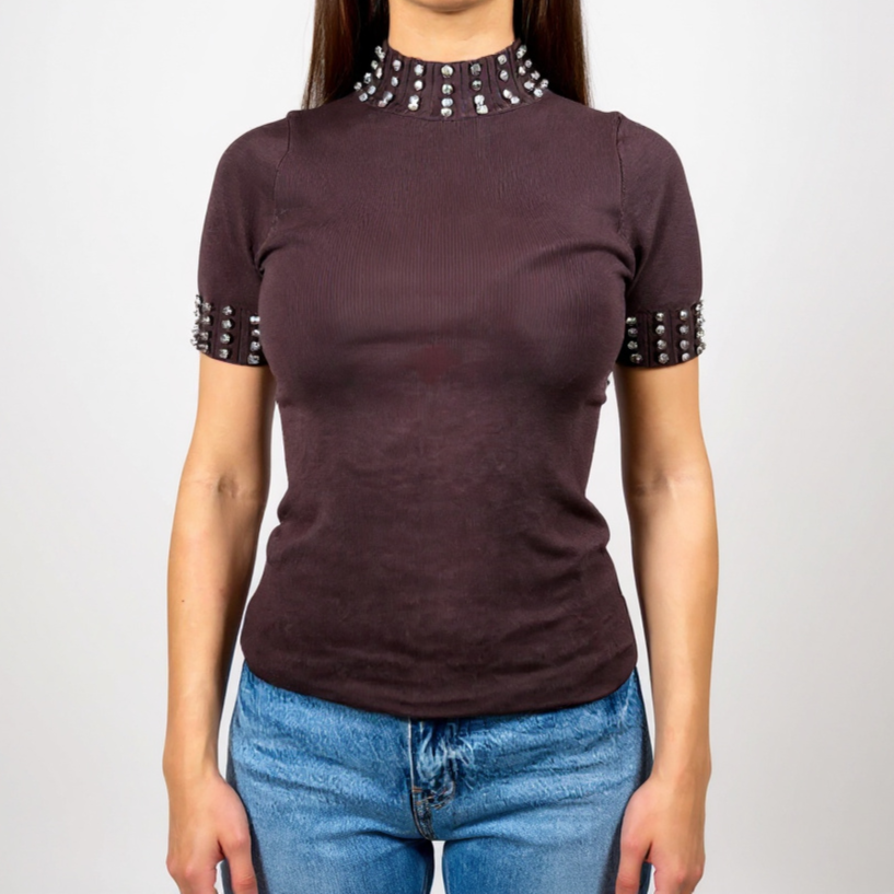 Modernes braunes Damen-Shirt mit hohen Kragen-Details – figurbetontes Top, perfekt für trendige Freizeit- oder Abend-Outfits. Jetzt bei CasinoFashion shoppen.