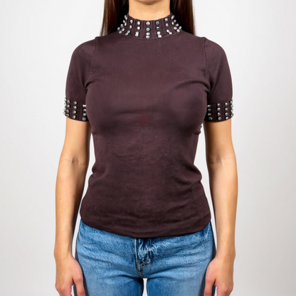 Modernes braunes Damen-Shirt mit hohen Kragen-Details – figurbetontes Top, perfekt für trendige Freizeit- oder Abend-Outfits. Jetzt bei CasinoFashion shoppen.