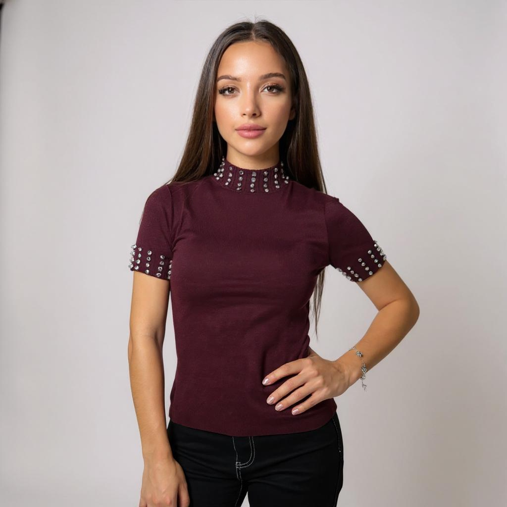 Edles bordeauxrotes Damen-Shirt mit Stehkragen und goldenen Nieten – femininer Style für elegante und besondere Looks. Exklusiv bei CasinoFashion in Winterthur.