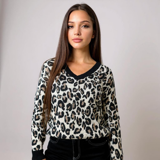 Trendiger Damen-Pullover mit Leopardenmuster – weicher Strick mit V-Ausschnitt für stylische Casual- oder Streetstyle-Outfits. Perfekt kombinierbar mit Jeans, Lederhosen oder Röcken. Exklusiv bei CasinoFashion in Winterthur.