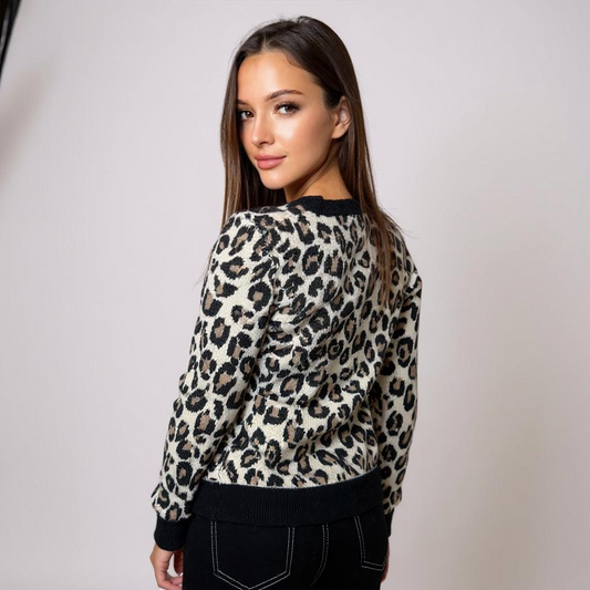 Trendiger Damen-Pullover mit Leopardenmuster – weicher Strick mit V-Ausschnitt für stylische Casual- oder Streetstyle-Outfits. Perfekt kombinierbar mit Jeans, Lederhosen oder Röcken. Exklusiv bei CasinoFashion in Winterthur.