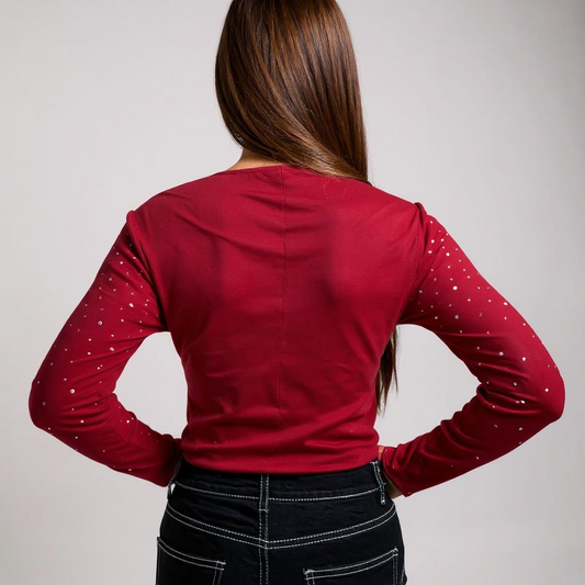 Statement Off-Shoulder-Top in Rot mit funkelnden Strassdetails – figurbetontes Longsleeve für Partys, Dinner oder elegante Events. Exklusiv bei CasinoFashion in Winterthur.
