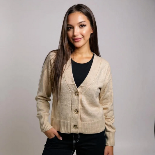 Vielseitiger Damen-Cardigan in Beige mit großen Knöpfen – weicher Strick, perfekt kombinierbar zu Jeans, Kleidern oder Röcken. Jetzt shoppen bei CasinoFashion in Winterthur.