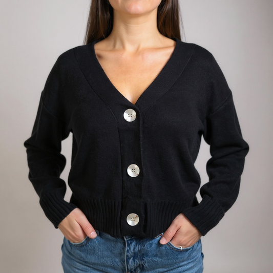 Eleganter schwarzer Damen-Cardigan mit großen Knöpfen – zeitloser Strick für Casual, Business oder Layering-Looks. Erhältlich bei CasinoFashion in Winterthur.