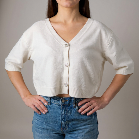Moderner kurzer Damen-Strick-Cardigan in Weiss – leichter Sommerstrick mit Knöpfen, perfekt für feminine Casual-Looks. Exklusiv bei CasinoFashion in Winterthur.