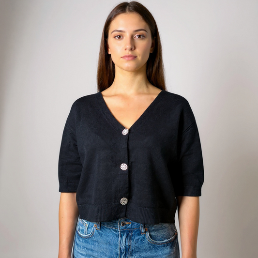 Eleganter kurzer Damen-Cardigan in Schwarz mit Knopfleiste – vielseitig kombinierbar für Casual, Business oder Layering-Looks. Erhältlich bei CasinoFashion in Winterthur.