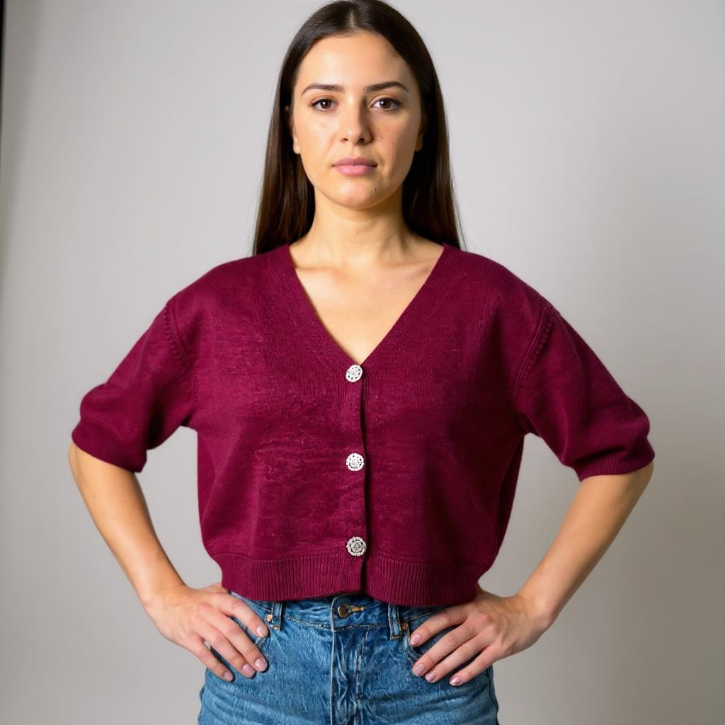 Chicer kurzer Strick-Cardigan in Bordeaux – femininer Style mit Knöpfen, ideal für Casual-Chic oder Business-Casual Looks. Erhältlich bei CasinoFashion in Winterthur.