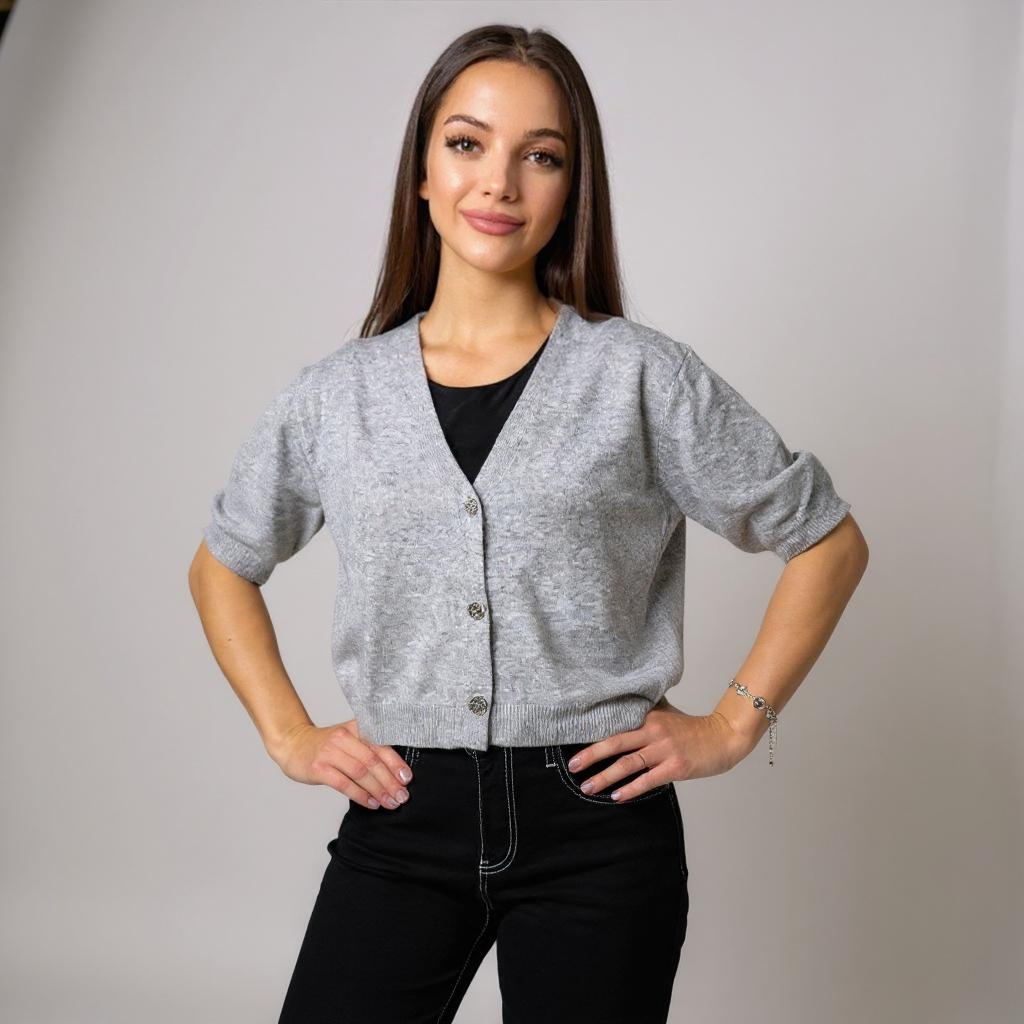 Stylischer kurzer Damen-Cardigan in Grau – schlichter Look für elegante oder entspannte Outfits. Jetzt bei CasinoFashion shoppen.