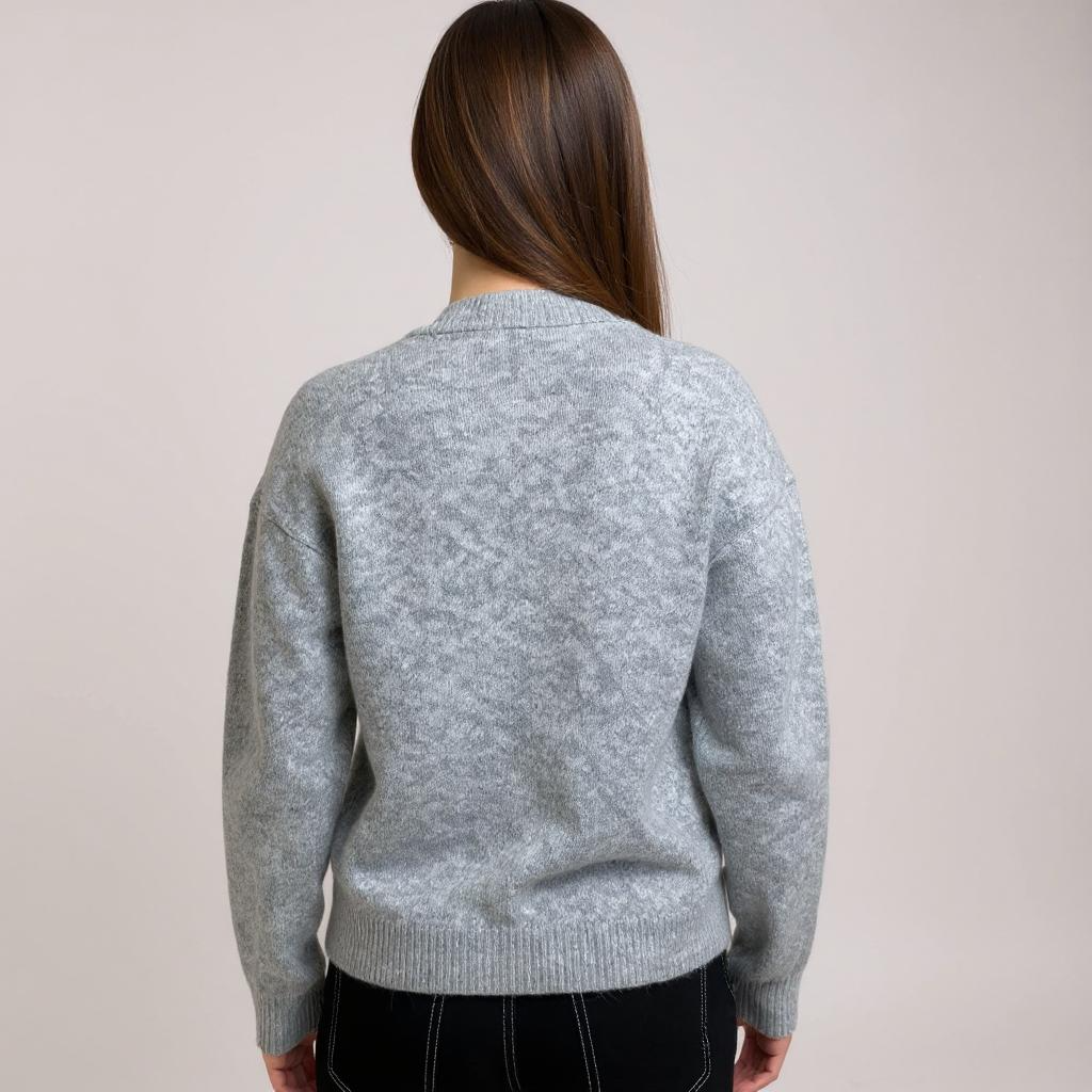 Moderner grauer Damen-Pullover mit weissen Schleifen – weicher Strick für gemütliche, aber feminine Outfits. Erhältlich bei CasinoFashion in Winterthur.