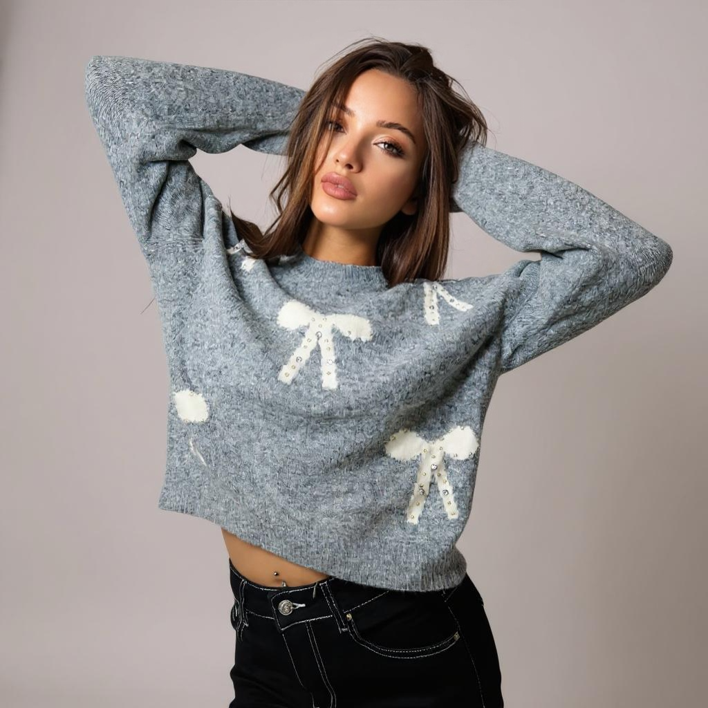 Moderner grauer Damen-Pullover mit weissen Schleifen – weicher Strick für gemütliche, aber feminine Outfits. Erhältlich bei CasinoFashion in Winterthur.