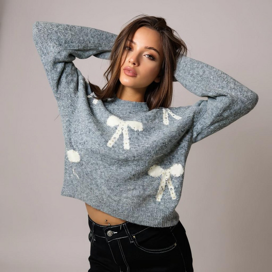Moderner grauer Damen-Pullover mit weissen Schleifen – weicher Strick für gemütliche, aber feminine Outfits. Erhältlich bei CasinoFashion in Winterthur.