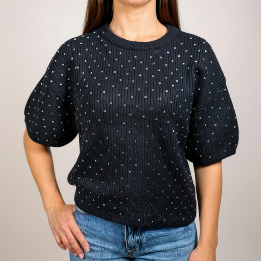 Eleganter schwarzer Damen-Strickpullover mit Puffärmeln und feinem Lochmuster – perfekt für Casual-Looks, Office-Styles oder Dinner-Outfits. Erhältlich bei CasinoFashion in Winterthur.