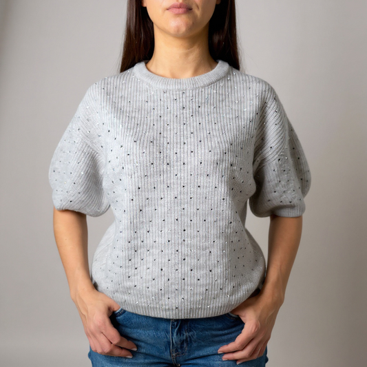 Moderner grauer Damen-Pullover mit Puffärmeln – weicher Strick mit feinem Muster für gemütliche, aber stilvolle Looks. Exklusiv bei CasinoFashion in Winterthur.