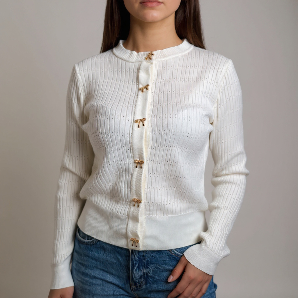 Moderner Damen-Cardigan in Weiss mit goldenen Knopfdetails – leichter Strick, perfekt für elegante und lässige Outfits. Erhältlich bei CasinoFashion in Winterthur.