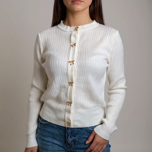 Moderner Damen-Cardigan in Weiss mit goldenen Knopfdetails – leichter Strick, perfekt für elegante und lässige Outfits. Erhältlich bei CasinoFashion in Winterthur.