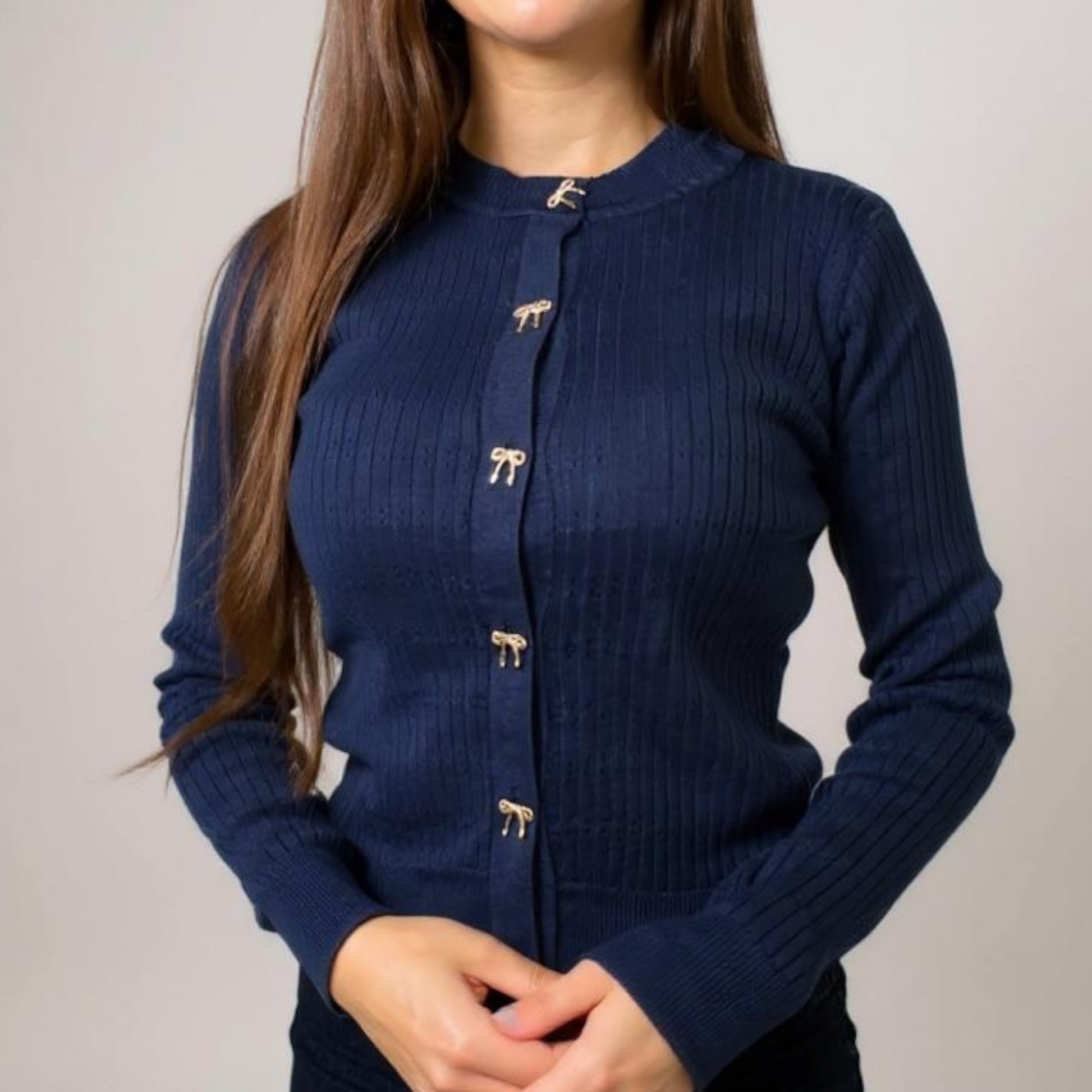 Stilvoller Damen-Strick-Cardigan in Navy-Blau mit goldenen Knöpfen – edler Look für Arbeit, Freizeit oder besondere Anlässe. Jetzt bei CasinoFashion shoppen.