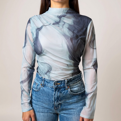 Trendiges Damen-Mesh-Longsleeve mit abstract marble print in Blau- und Grautönen – perfekt für Streetwear, Party- oder Casual-Looks. Leichtes, figurbetontes long sleeve top, ideal kombinierbar mit Jeans oder Skirts. Jetzt online shoppen bei CasinoFashion in Winterthur.