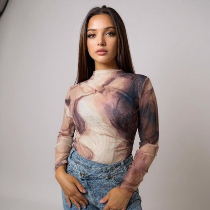 Stylisches Damen-Mesh-Longsleeve mit abstract marble print in warmen Beige- und Brauntönen – perfekt für Streetwear, Party- oder Casual-Outfits. Leichtes, figurbetontes long sleeve top, vielseitig kombinierbar mit Jeans oder Skirts. Jetzt entdecken bei CasinoFashion in Winterthur.