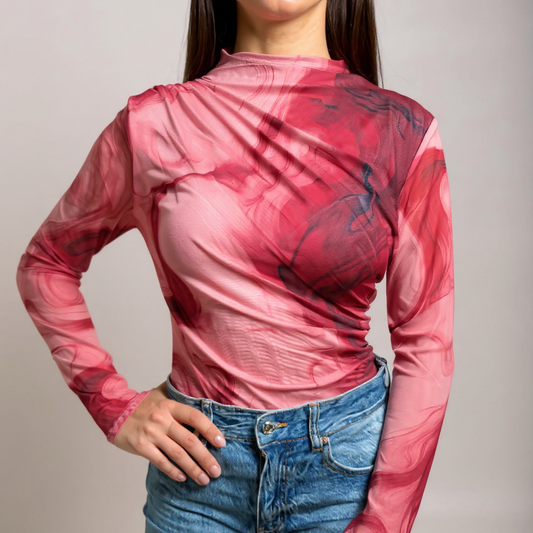 Stylisches Damen-Mesh-Longsleeve mit abstract marble print in kräftigen Rot- und Pinktönen – perfekt für Streetwear, Party- oder Casual-Looks. Leichtes, figurbetontes long sleeve top, ideal kombinierbar mit Jeans oder Röcken. Jetzt online shoppen bei CasinoFashion in Winterthur.