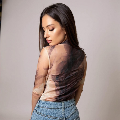 Stylisches Damen-Mesh-Longsleeve mit abstract marble print in warmen Beige- und Brauntönen – perfekt für Streetwear, Party- oder Casual-Outfits. Leichtes, figurbetontes long sleeve top, vielseitig kombinierbar mit Jeans oder Skirts. Jetzt entdecken bei CasinoFashion in Winterthur.