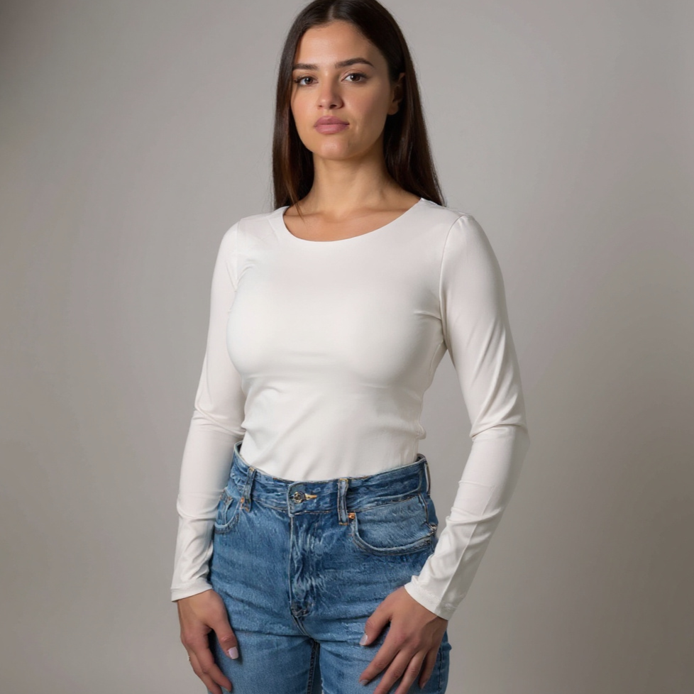 Schlichter, eleganter Damen-Body in Weiss – figurbetont mit langen Ärmeln, perfekt kombinierbar für Casual, Business oder Layering-Looks. Exklusiv bei CasinoFashion in Winterthur.