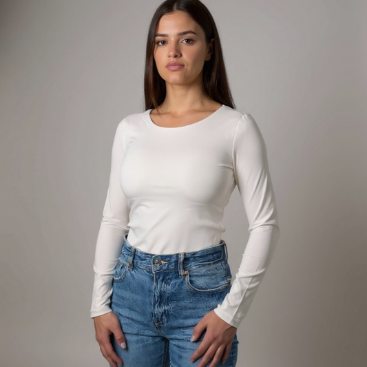 Schlichter, eleganter Damen-Body in Weiss – figurbetont mit langen Ärmeln, perfekt kombinierbar für Casual, Business oder Layering-Looks. Exklusiv bei CasinoFashion in Winterthur.
