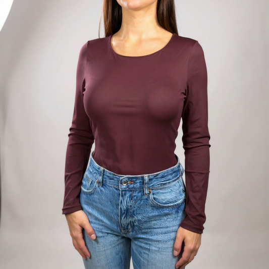 Edler Damen-Body in Bordeaux – langärmlig und figurbetont, ideal für elegante Outfits, Night-Outs oder Alltagslooks. Jetzt bei CasinoFashion shoppen.