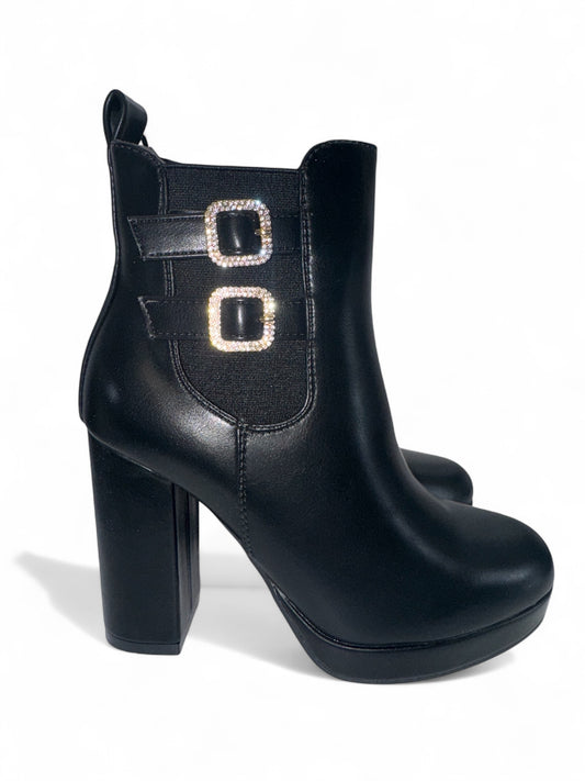 Elegante schwarze Damen-Stiefeletten aus Leder mit hohen Blockabsätzen und goldenen Doppelschnallen – perfekte High-Heel-Boots für elegante Outfits, Partys oder Business-Looks. Erhältlich bei CasinoFashion in Winterthur.