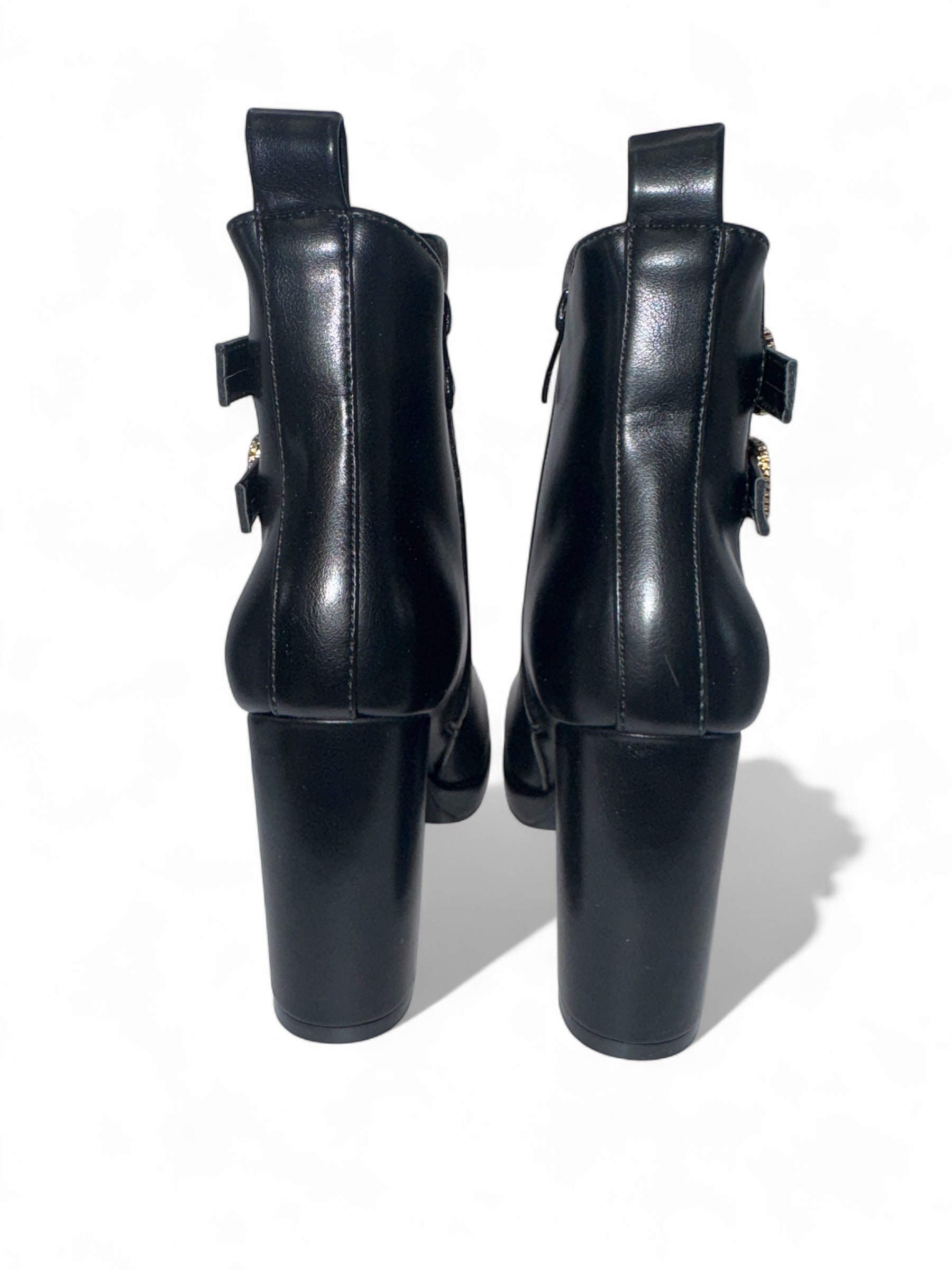 Elegante schwarze Damen-Stiefeletten aus Leder mit hohen Blockabsätzen und goldenen Doppelschnallen – perfekte High-Heel-Boots für elegante Outfits, Partys oder Business-Looks. Erhältlich bei CasinoFashion in Winterthur.