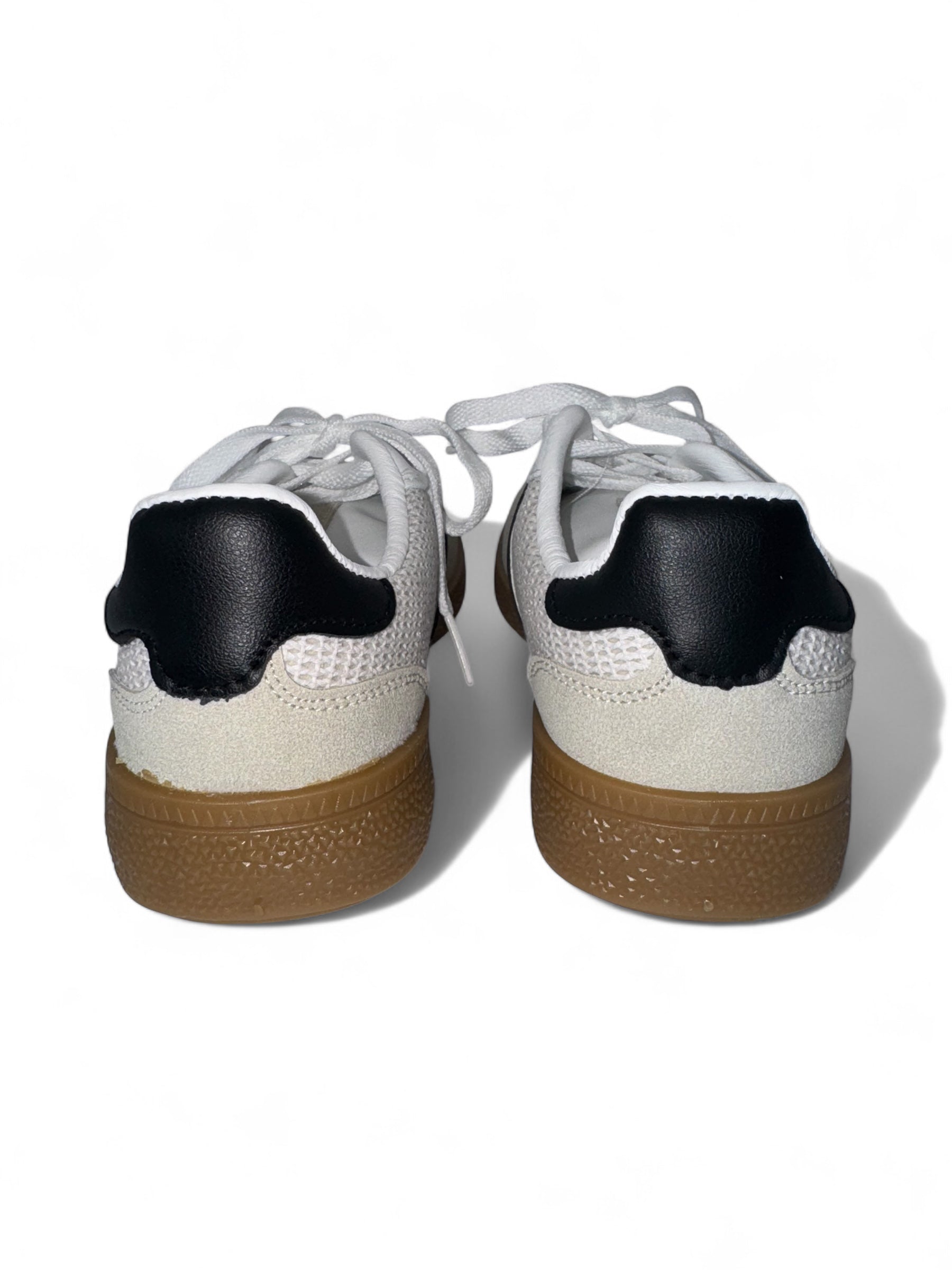 Stylische Damen-Sneaker in Beige mit schwarzen Details und heller Sohle – sportlich-elegante Schuhe für Casual-Outfits, Streetstyle und Freizeit. Bequemer Tragekomfort, perfekt kombinierbar zu Jeans, Kleidern oder Röcken. Exklusiv bei CasinoFashion in Winterthur.