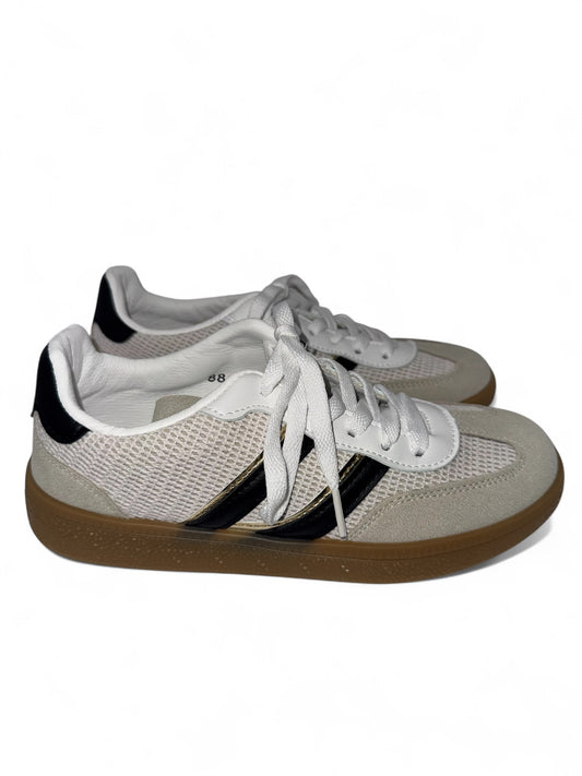 Stylische Damen-Sneaker in Beige mit schwarzen Details und heller Sohle – sportlich-elegante Schuhe für Casual-Outfits, Streetstyle und Freizeit. Bequemer Tragekomfort, perfekt kombinierbar zu Jeans, Kleidern oder Röcken. Exklusiv bei CasinoFashion in Winterthur.