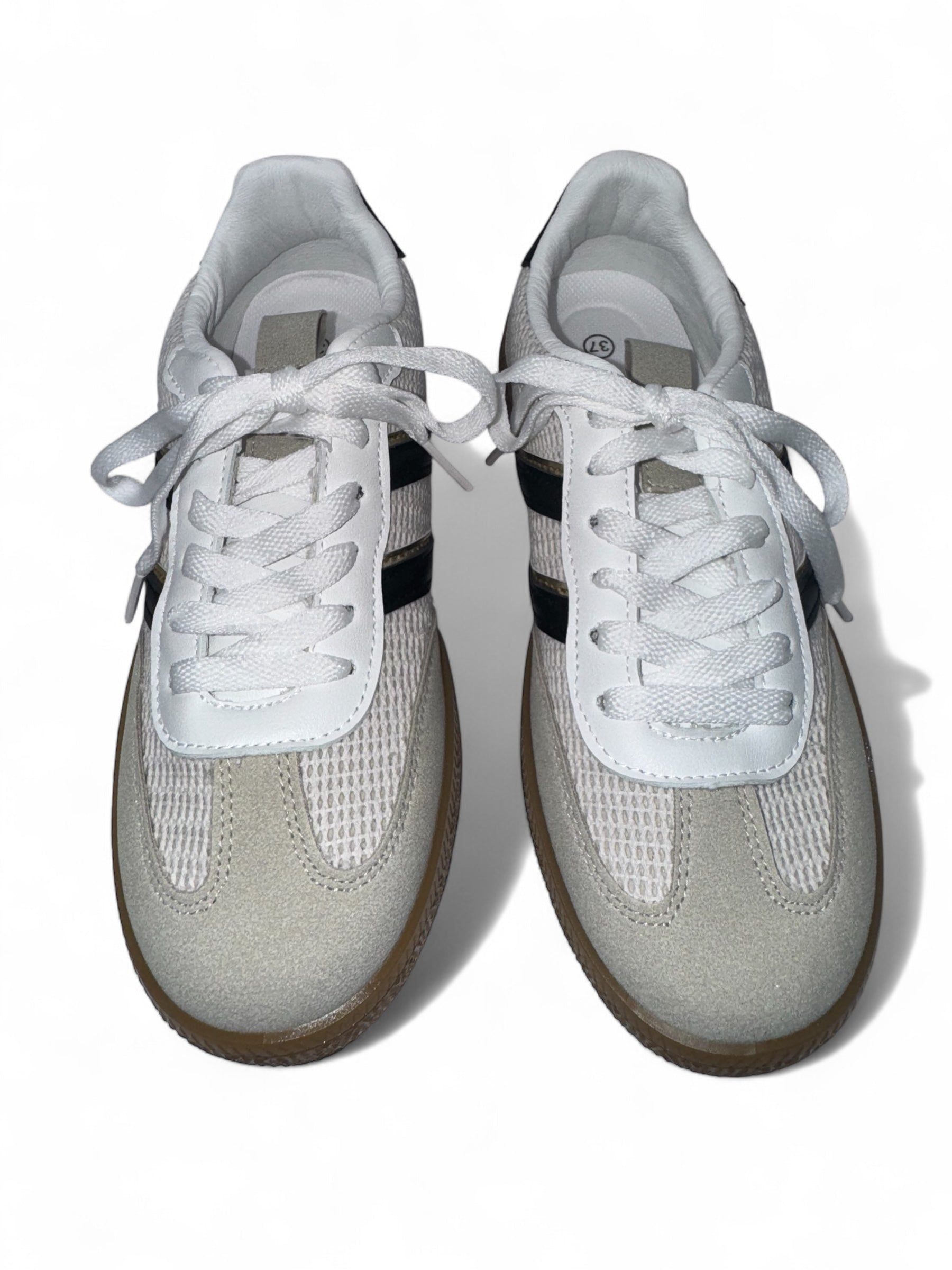 Stylische Damen-Sneaker in Beige mit schwarzen Details und heller Sohle – sportlich-elegante Schuhe für Casual-Outfits, Streetstyle und Freizeit. Bequemer Tragekomfort, perfekt kombinierbar zu Jeans, Kleidern oder Röcken. Exklusiv bei CasinoFashion in Winterthur.