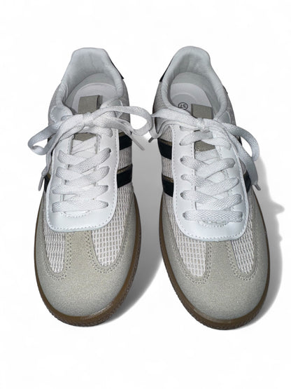 Stylische Damen-Sneaker in Beige mit schwarzen Details und heller Sohle – sportlich-elegante Schuhe für Casual-Outfits, Streetstyle und Freizeit. Bequemer Tragekomfort, perfekt kombinierbar zu Jeans, Kleidern oder Röcken. Exklusiv bei CasinoFashion in Winterthur.