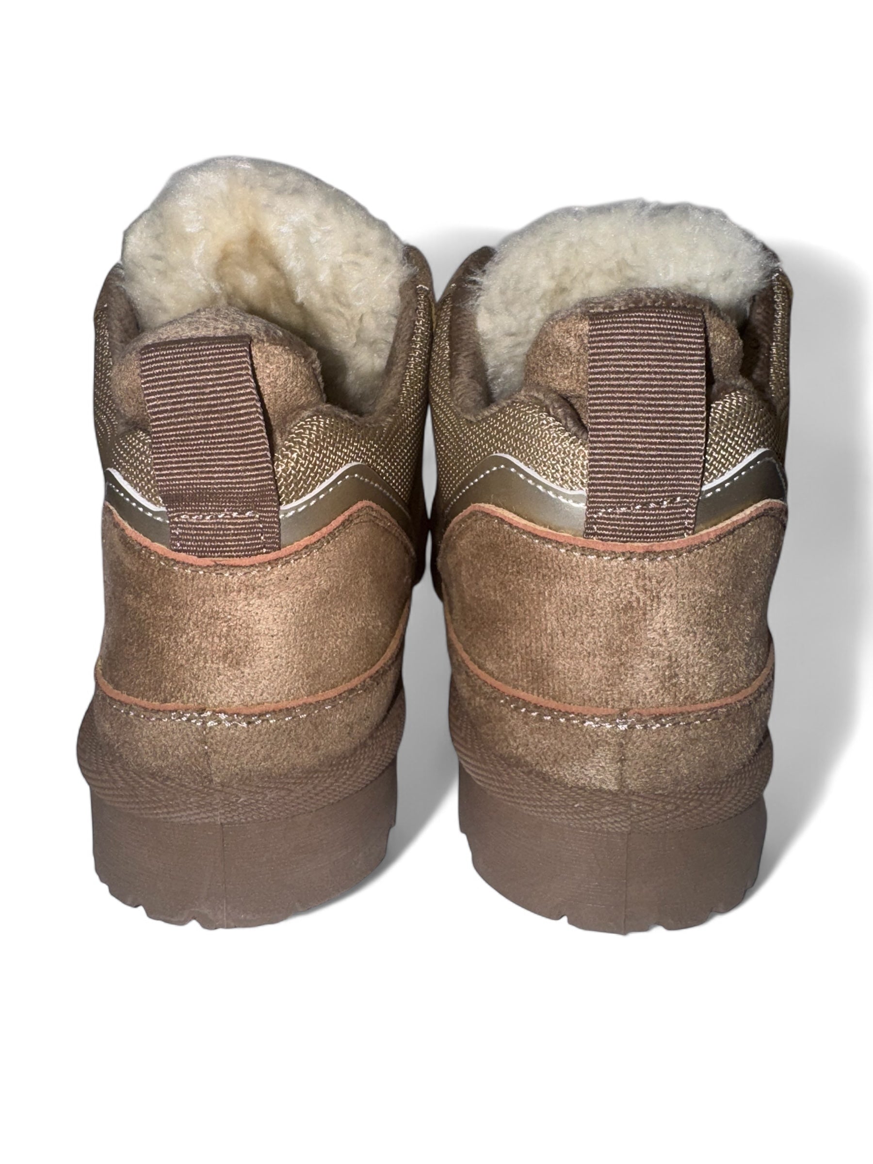 Warme Damen-Winterboots in Beige mit kuscheligem Fellfutter – bequeme Plateau-Sohle und sportlich-lässiges Design für kalte Tage. Perfekt für Casual-Winter-Looks oder Outdoor-Aktivitäten. Exklusiv bei CasinoFashion in Winterthur erhältlich.