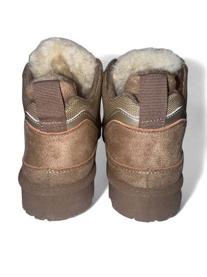 Warme Damen-Winterboots in Beige mit kuscheligem Fellfutter – bequeme Plateau-Sohle und sportlich-lässiges Design für kalte Tage. Perfekt für Casual-Winter-Looks oder Outdoor-Aktivitäten. Exklusiv bei CasinoFashion in Winterthur erhältlich.
