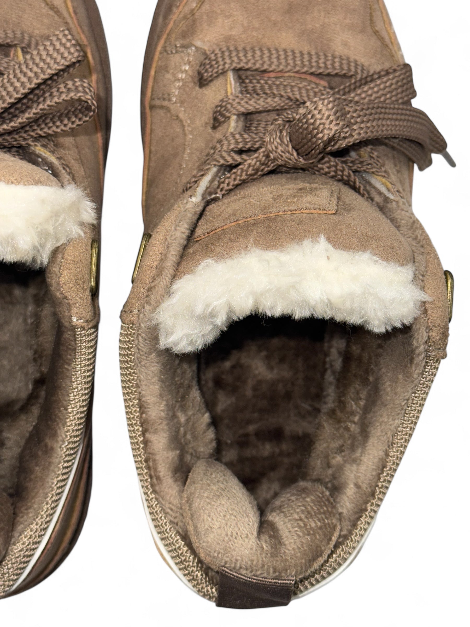Warme Damen-Winterboots in Beige mit kuscheligem Fellfutter – bequeme Plateau-Sohle und sportlich-lässiges Design für kalte Tage. Perfekt für Casual-Winter-Looks oder Outdoor-Aktivitäten. Exklusiv bei CasinoFashion in Winterthur erhältlich.