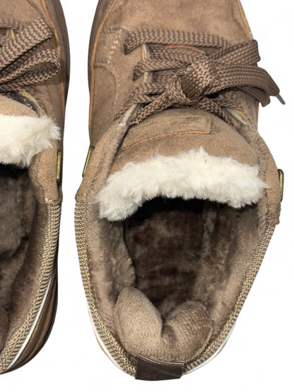 Warme Damen-Winterboots in Beige mit kuscheligem Fellfutter – bequeme Plateau-Sohle und sportlich-lässiges Design für kalte Tage. Perfekt für Casual-Winter-Looks oder Outdoor-Aktivitäten. Exklusiv bei CasinoFashion in Winterthur erhältlich.