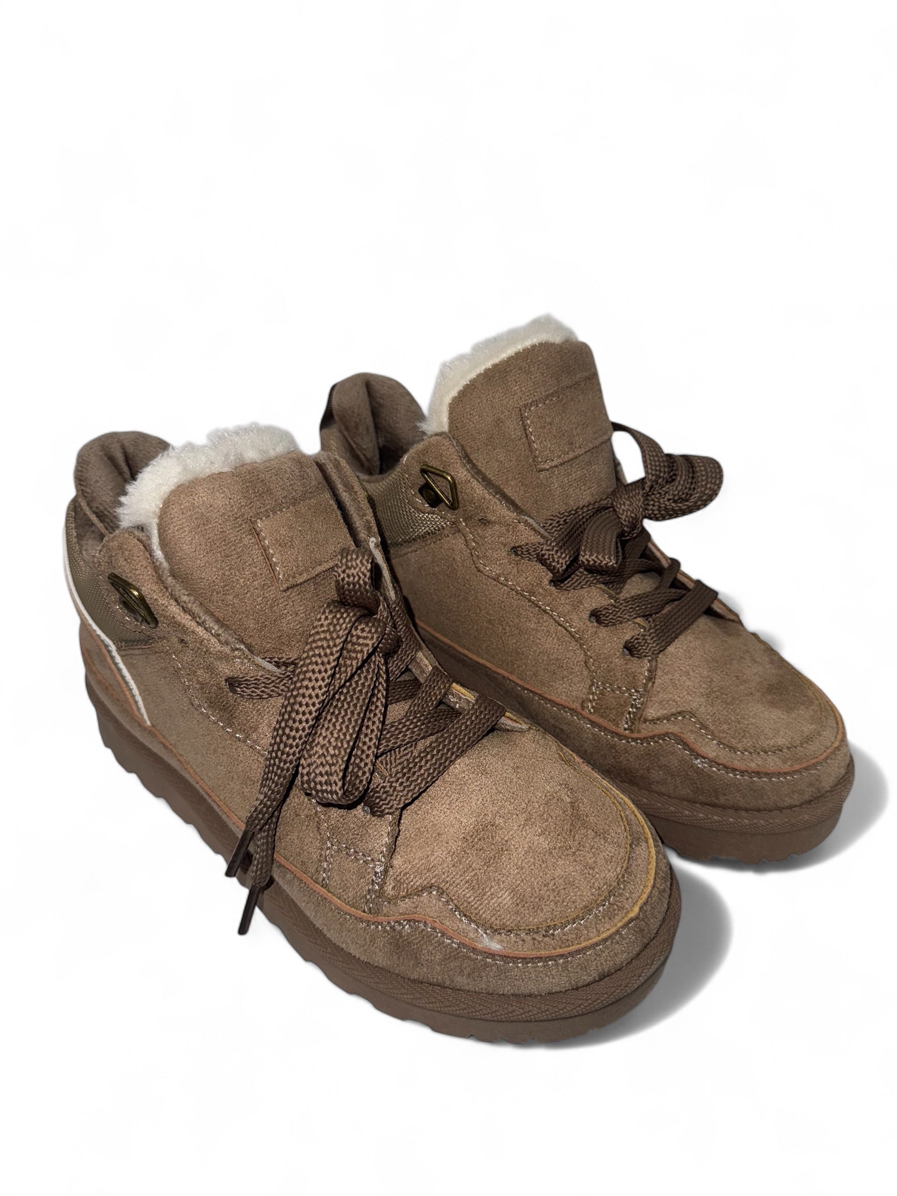 Warme Damen-Winterboots in Beige mit kuscheligem Fellfutter – bequeme Plateau-Sohle und sportlich-lässiges Design für kalte Tage. Perfekt für Casual-Winter-Looks oder Outdoor-Aktivitäten. Exklusiv bei CasinoFashion in Winterthur erhältlich.