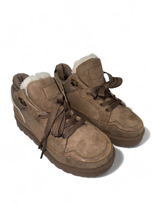 Warme Damen-Winterboots in Beige mit kuscheligem Fellfutter – bequeme Plateau-Sohle und sportlich-lässiges Design für kalte Tage. Perfekt für Casual-Winter-Looks oder Outdoor-Aktivitäten. Exklusiv bei CasinoFashion in Winterthur erhältlich.