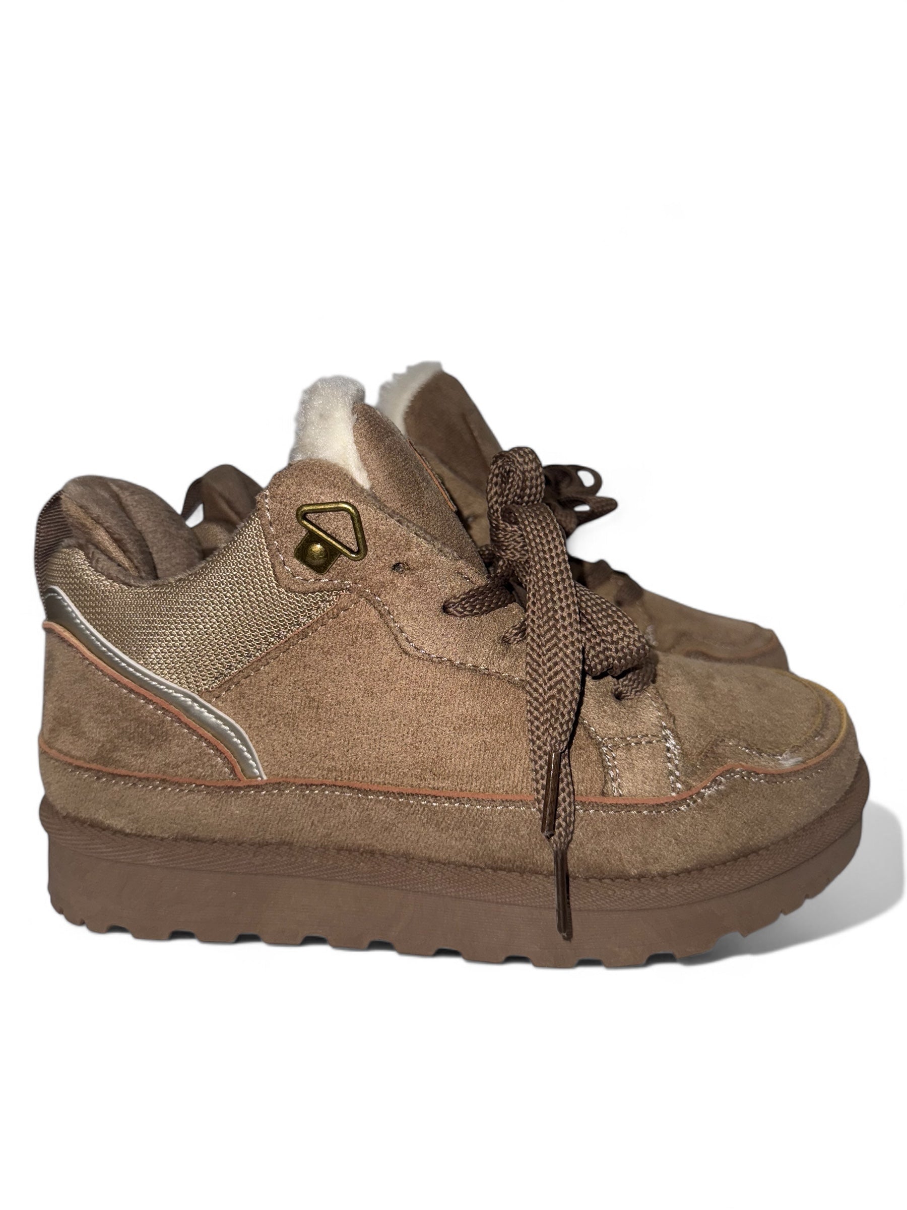 Warme Damen-Winterboots in Beige mit kuscheligem Fellfutter – bequeme Plateau-Sohle und sportlich-lässiges Design für kalte Tage. Perfekt für Casual-Winter-Looks oder Outdoor-Aktivitäten. Exklusiv bei CasinoFashion in Winterthur erhältlich.