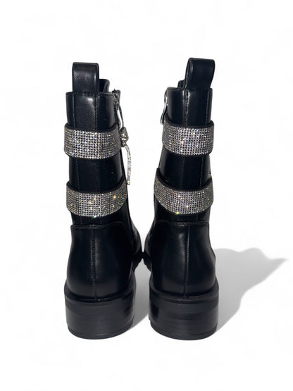 Exklusive schwarze Damen-Combat-Boots mit funkelnden Strass-Schnallen – robuste Lace-Up Boots mit chunky Sohle für auffällige Streetstyle- und Party-Looks. Perfekt kombinierbar zu Kleidern, Jeans oder Röcken. Jetzt bei CasinoFashion in Winterthur erhältlich.