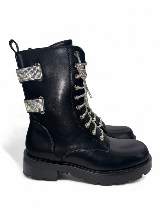 Exklusive schwarze Damen-Combat-Boots mit funkelnden Strass-Schnallen – robuste Lace-Up Boots mit chunky Sohle für auffällige Streetstyle- und Party-Looks. Perfekt kombinierbar zu Kleidern, Jeans oder Röcken. Jetzt bei CasinoFashion in Winterthur erhältlich.