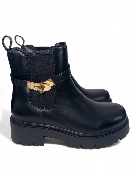 Elegante schwarze Damen-Chelsea-Boots mit goldener Schnallen-Detail – moderne Chunky-Sohle für Komfort und Style. Perfekt für Streetstyle, Business-Casual oder Herbst- und Winter-Looks. Exklusiv bei CasinoFashion in Winterthur.